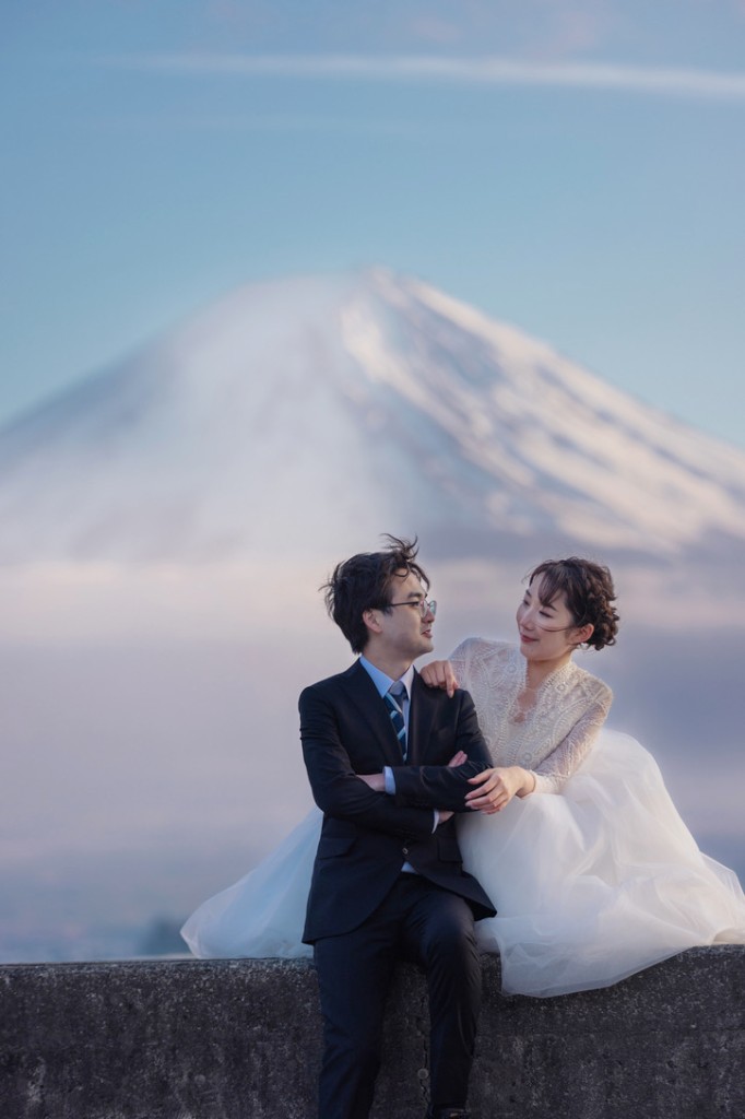 Pre-wedding couple with Mount Fuji in the background