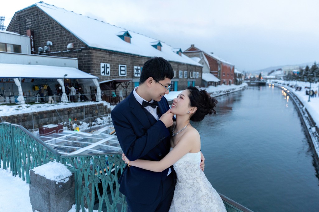 Pre-wedding couple by a snowy canal in Hokkaido