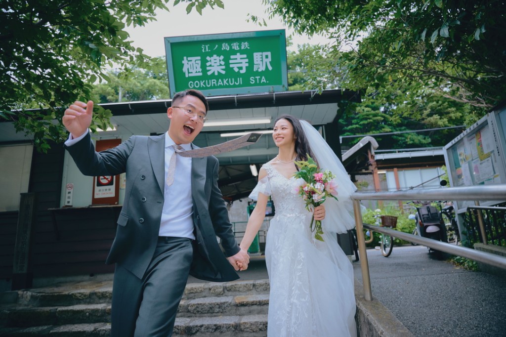 Pre-wedding couple at Gokurakuji Station, Kamakura